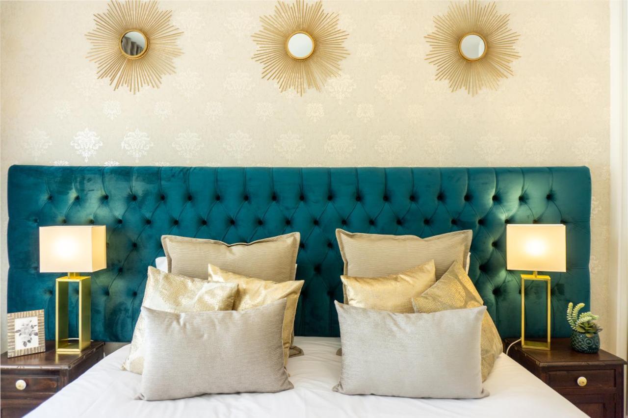 Gaze Out At The City In A Retro-Chic Getaway Лиссабон Экстерьер фото